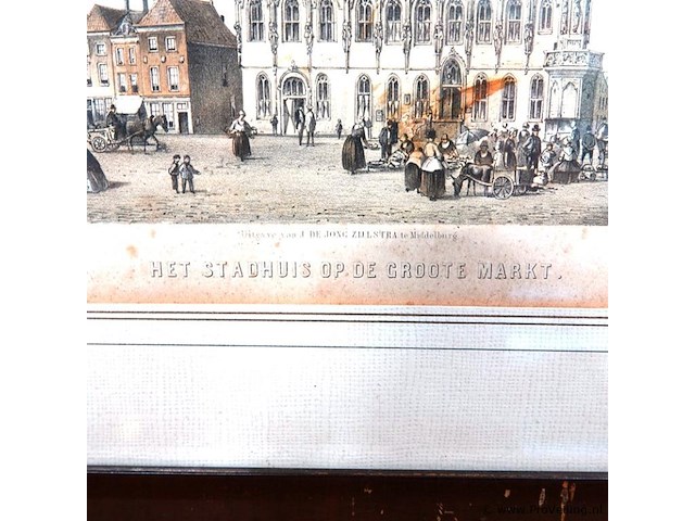 Oude kleurenlitho toont het laatgotische stadhuis van middelburg op de markt, getiteld het stadhuis op de groote markt - afbeelding 3 van  5