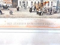 Oude kleurenlitho toont het laatgotische stadhuis van middelburg op de markt, getiteld het stadhuis op de groote markt - afbeelding 3 van  5