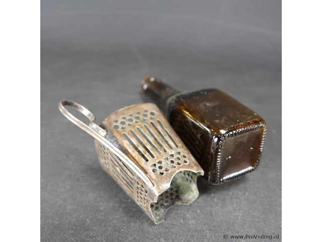 Oude maggifles in verzilverde houder - afbeelding 3 van  3