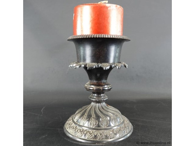 Oude metalen kandelaar met kaars - afbeelding 2 van  5