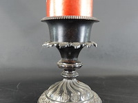 Oude metalen kandelaar met kaars - afbeelding 2 van  5