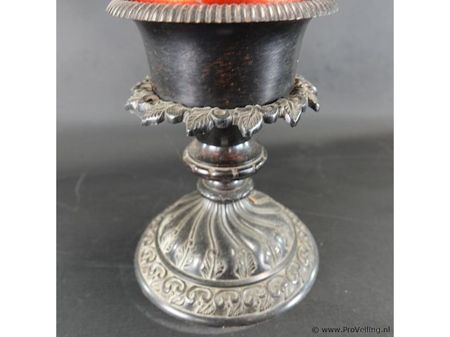 Oude metalen kandelaar met kaars - afbeelding 4 van  5