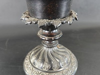 Oude metalen kandelaar met kaars - afbeelding 4 van  5
