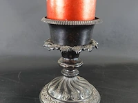 Oude metalen kandelaar met kaars