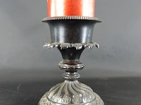 Oude metalen kandelaar met kaars - afbeelding 2 van  5