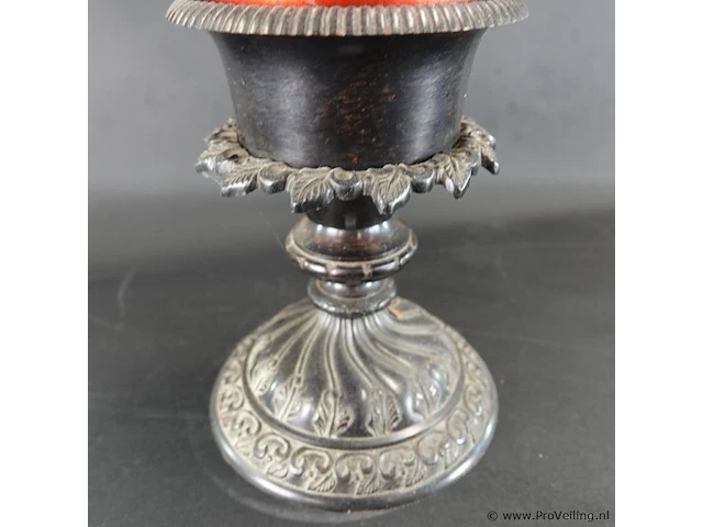 Oude metalen kandelaar met kaars - afbeelding 4 van  5