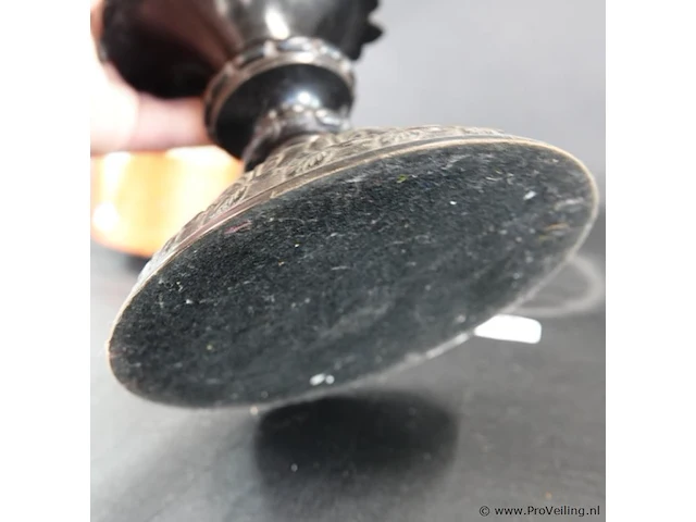 Oude metalen kandelaar met kaars - afbeelding 5 van  5