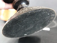 Oude metalen kandelaar met kaars - afbeelding 5 van  5