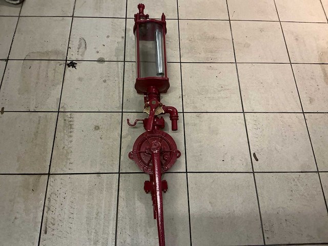 Oude naftpomp enkel - afbeelding 1 van  4