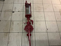 Oude naftpomp enkel - afbeelding 1 van  4