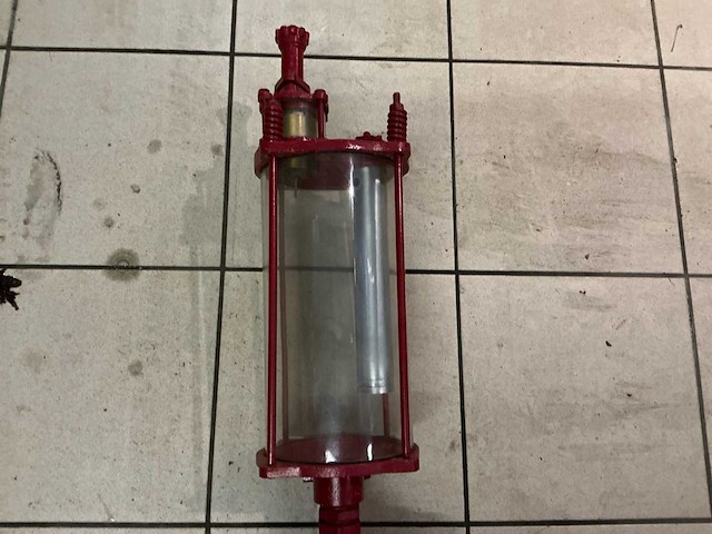 Oude naftpomp enkel - afbeelding 2 van  4