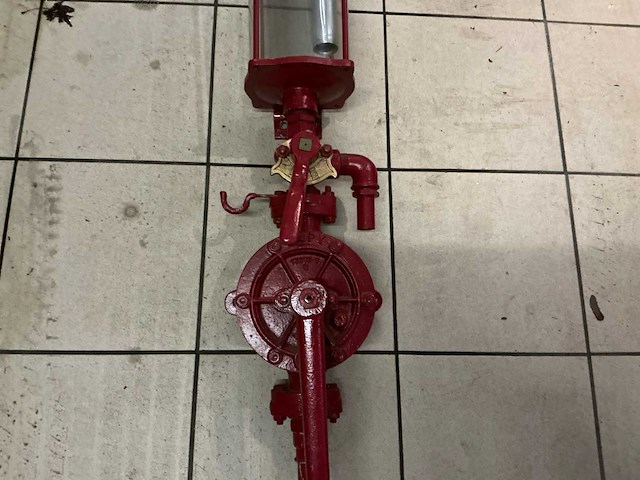 Oude naftpomp enkel - afbeelding 3 van  4