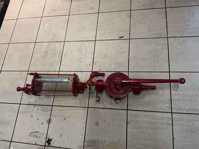 Oude naftpomp enkel - afbeelding 4 van  4