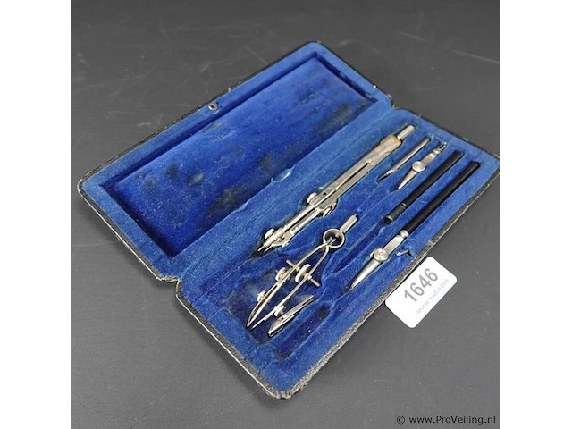 Oude passerset in cassette - afbeelding 1 van  3