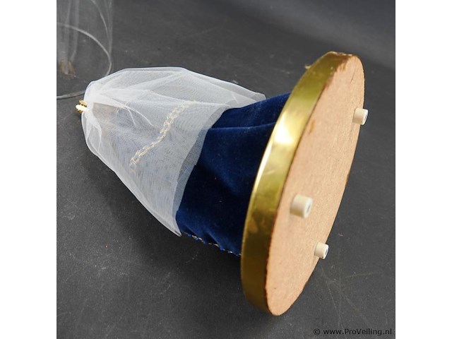 Oude pop onder glazen stol en op houten basement - afbeelding 5 van  5
