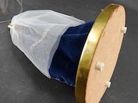 Oude pop onder glazen stol en op houten basement - afbeelding 5 van  5