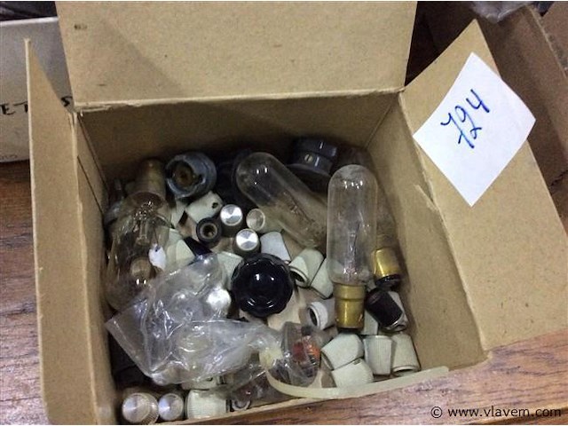 Oude radioknoppen & lampen - afbeelding 1 van  2