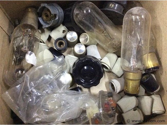 Oude radioknoppen & lampen - afbeelding 2 van  2