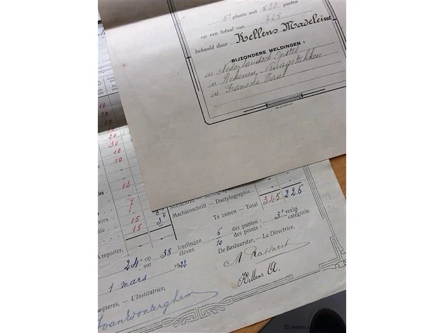 Oude schoolrapporten j'20. - afbeelding 2 van  2