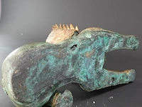 Oude thaise liggende bronzen singha-tempelleeuwbeeld - afbeelding 2 van  10