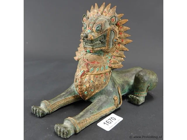 Oude thaise liggende bronzen singha-tempelleeuwbeeld - afbeelding 1 van  10