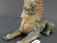Oude thaise liggende bronzen singha-tempelleeuwbeeld