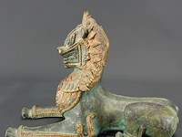 Oude thaise liggende bronzen singha-tempelleeuwbeeld - afbeelding 3 van  10