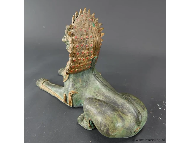 Oude thaise liggende bronzen singha-tempelleeuwbeeld - afbeelding 4 van  10