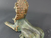 Oude thaise liggende bronzen singha-tempelleeuwbeeld - afbeelding 4 van  10