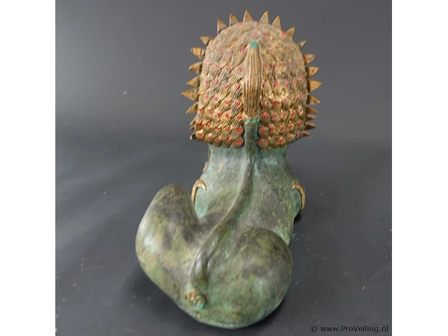 Oude thaise liggende bronzen singha-tempelleeuwbeeld - afbeelding 5 van  10