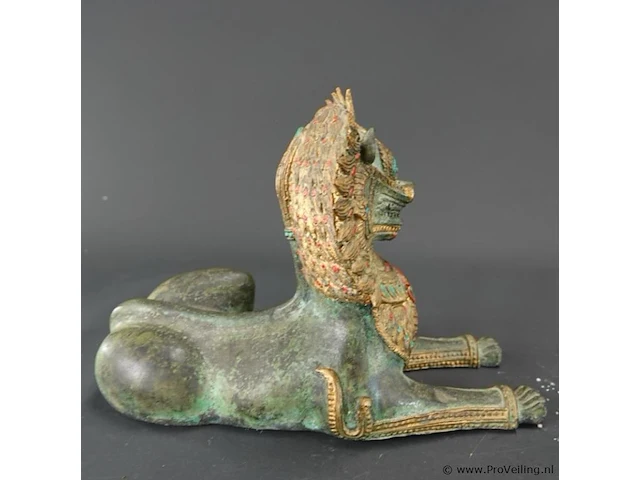 Oude thaise liggende bronzen singha-tempelleeuwbeeld - afbeelding 6 van  10