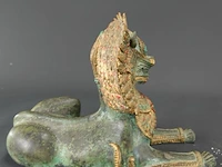 Oude thaise liggende bronzen singha-tempelleeuwbeeld - afbeelding 6 van  10
