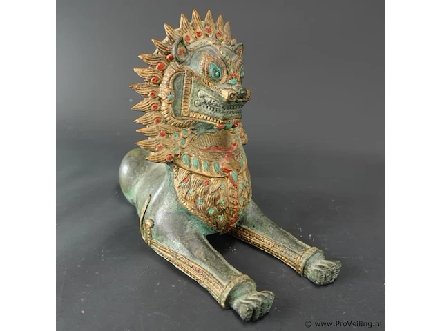 Oude thaise liggende bronzen singha-tempelleeuwbeeld - afbeelding 7 van  10