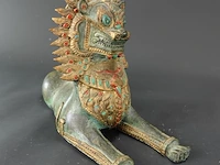 Oude thaise liggende bronzen singha-tempelleeuwbeeld - afbeelding 7 van  10