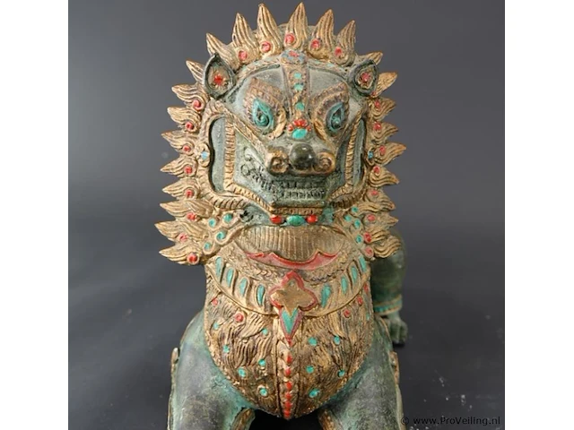 Oude thaise liggende bronzen singha-tempelleeuwbeeld - afbeelding 8 van  10