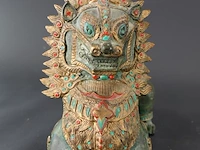 Oude thaise liggende bronzen singha-tempelleeuwbeeld - afbeelding 8 van  10