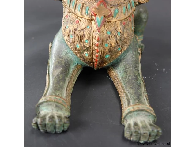 Oude thaise liggende bronzen singha-tempelleeuwbeeld - afbeelding 9 van  10