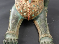 Oude thaise liggende bronzen singha-tempelleeuwbeeld - afbeelding 9 van  10