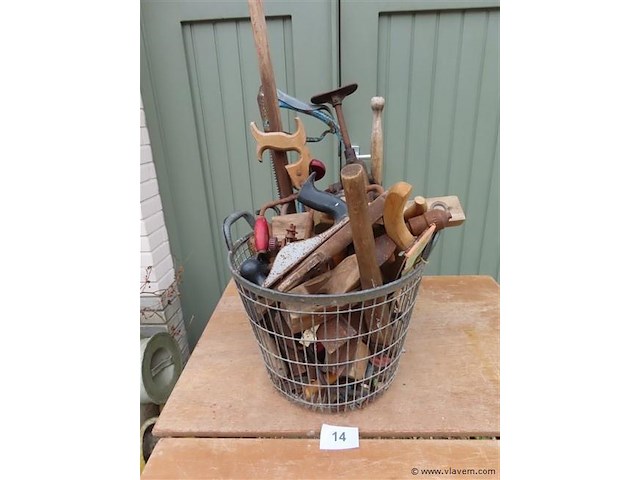 Oude werkmaterialen in zinken aardappelmand - afbeelding 1 van  3