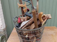 Oude werkmaterialen in zinken aardappelmand - afbeelding 1 van  3