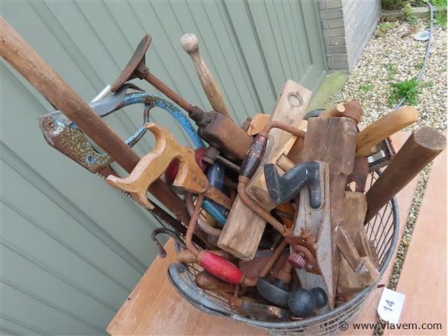 Oude werkmaterialen in zinken aardappelmand - afbeelding 2 van  3