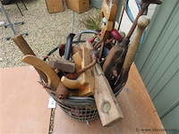 Oude werkmaterialen in zinken aardappelmand - afbeelding 3 van  3