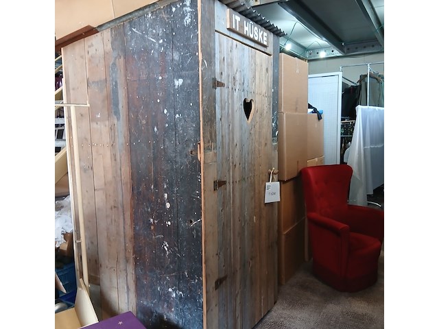 Ouderwetse toiletruimte van hout - afbeelding 2 van  3