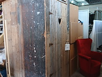 Ouderwetse toiletruimte van hout - afbeelding 2 van  3
