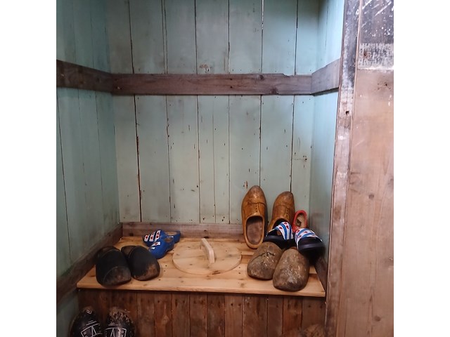 Ouderwetse toiletruimte van hout - afbeelding 3 van  3