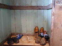 Ouderwetse toiletruimte van hout - afbeelding 3 van  3