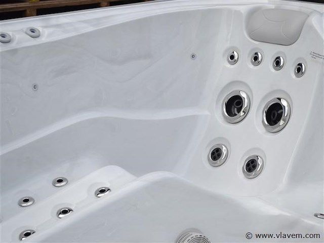 Outdoor spa 5-persoons 230x230 cm - sneeuwwit bad / grijze zijkant - incl. bluetooth - afbeelding 4 van  9
