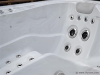 Outdoor spa 5-persoons 230x230 cm - sneeuwwit bad / grijze zijkant - incl. bluetooth - afbeelding 4 van  9