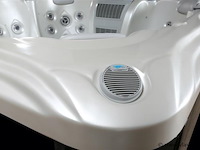 Outdoor spa 7-persoons 220x220x90 cm - wit bad met donkerbruine zijkant - incl. bluetooth - afbeelding 3 van  12