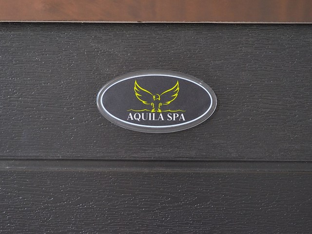 Outdoor spa aquila spa, 6 persoons met 2 ligplaatsen, bruin bad, zwarte skirts - afbeelding 10 van  22